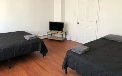 Large and private apartment in convenient area sleeps up to 10 people comfortably