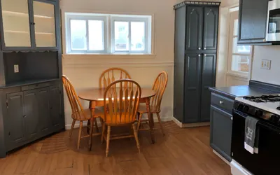 Private house with 3 bedrooms and 1 bathroom and free parking convenient to NYC Manhattan bus and train
