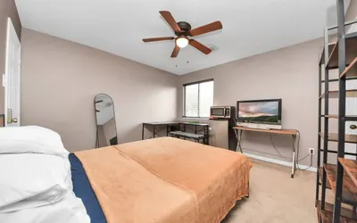 Comfy Bedroom, HI-SPEED Wi-Fi, FreeParking, Patio Rm 2