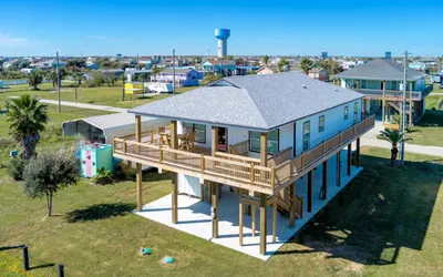 3 Bd/2.5 Bth, King Bed, Walk to Beach