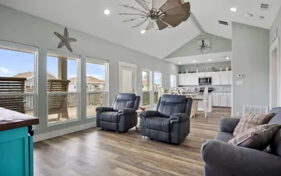 King Bed, Fireplace. Sleeps 8