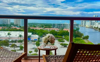 Cozy Beachside Studio with Pool & Ocean Access – Hallandale Beac