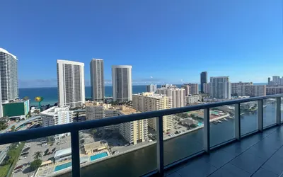 Luxury 3-BR Apartment with Stunning City