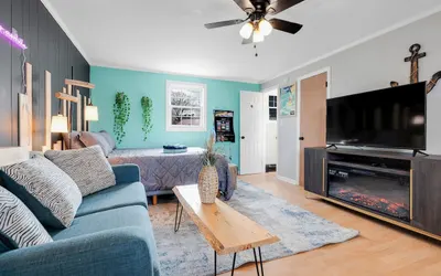 Fun Vibes Motel Suite: Trendy Stay