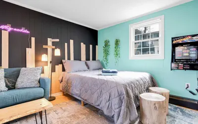 Fun Vibes Motel Suite: Trendy Beach Haven