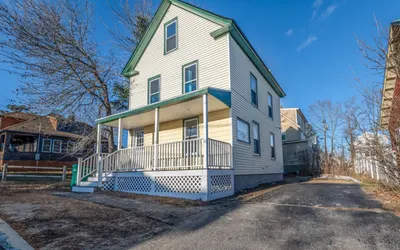 3-Bedroom Coastal Haven: 3 Blocks from the Beach