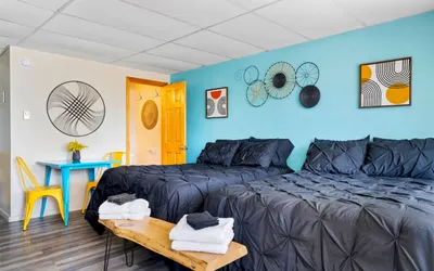 Spacious Room  2 Full Beds, Pool & Onsite Parking