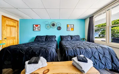 Cozy Motel Stay – 2 Full Beds, Pool & Free Parking
