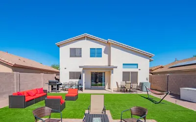 Luxe Avondale Escape - 4 BR, Sleeps 12