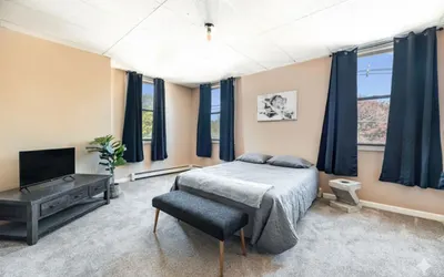 Warm & Stylish 4BR Retreat w/ Modern Workspace