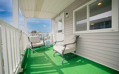 Bright Coastal Escape • Steps from the Beach