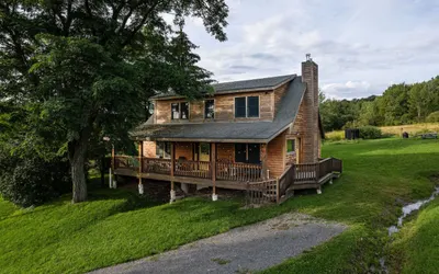 Charming Log Home | Mountain Views + A/C Comfort