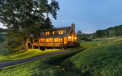 Tranquil Log Home with Panoramic Mountain Views