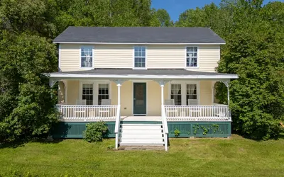 Cozy Farmhouse • Rural Views & Modern Kitchen