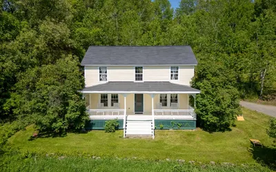 Renovated Farmhouse near Baseball, Family Friendly