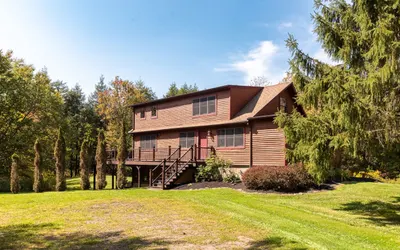 Warm & Woodsy Cabin • Ski Season Adventures Await