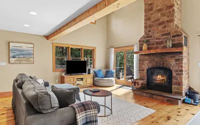 New! 3BR Contemporary Log Home in Catskill Mts