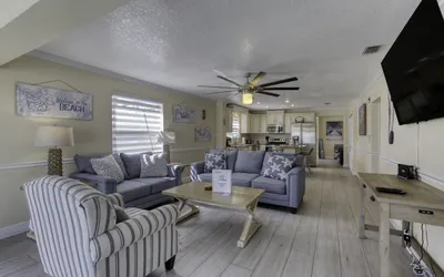 3 bedroom 2 bath Pet Friendly Ocean View 4 houses from beach