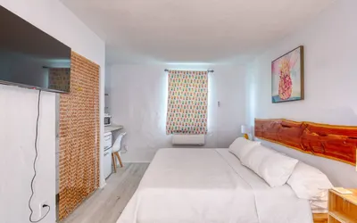 Pineapple Shores Retro Motel 9