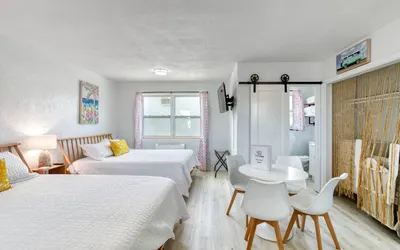 Pineapple Shores Retro Inn 2