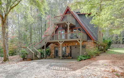 Peaceful Paradise Cabin Farmhouse with Huge Hot Tub