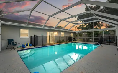 Sunny Spacious 4BR Villa w Pool Comfort