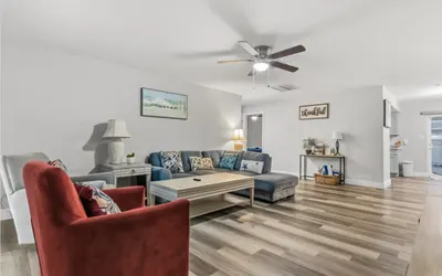 Sunny Spacious 4BR Villa w Pool Comfort