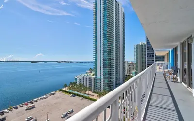 3BR Airbnb Friendly Condo, Ocean View with Balcony