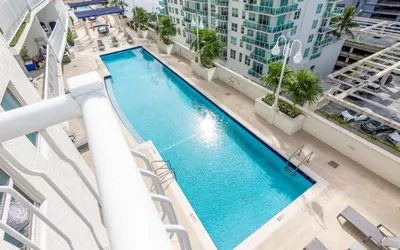 Sleeps 8 Pool View Brickell Condo Hot Tub, Gym!