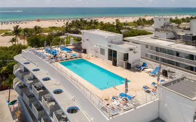 Miami Beach Studio with Rooftop Pool access