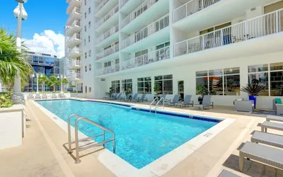 Lux 1B condo with XL Balcony, Pool, Gym & Games