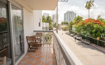 South Beach Balcony Bliss: Sleeps 5, Free Parking