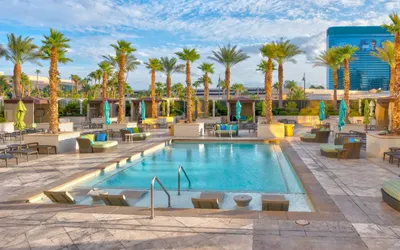 Luxury MGM Studio with pool, gym & jacuzzi bathtub