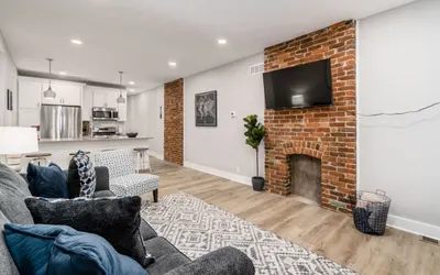 10) Downtown | 5 beds | Hot Tub | Pet Friendly