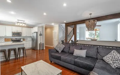 Downtown Chatt | Sleeps 17 | Game Room +Huge Deck