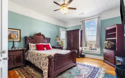 1 bedroom house with free parking!