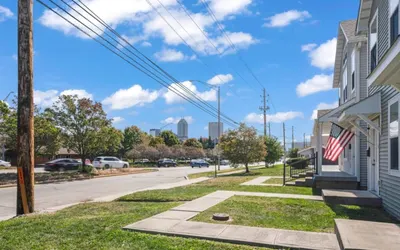 24) 5 beds - Downtown - Fenced Yard