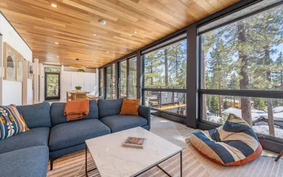 Pet-Friendly Eco-Friendly Truckee Container House w Hot-Tub