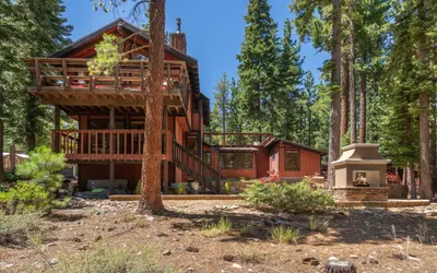 Central family cabin private hot-tub & fire-pit