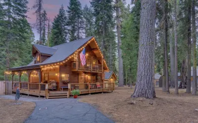 Pet-Friendly West Shore Cabin with Hot-Tub