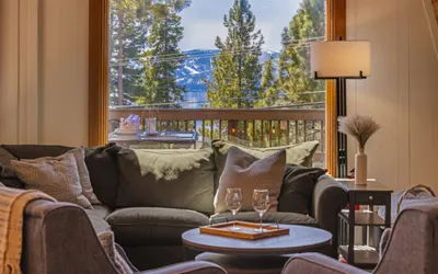 Spacious 5 BDR Lakeview Hot-Tub A+ Amenities