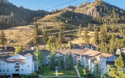 Ski-in Ski-out 2BR/2BA Palisades Tahoe Lodge Condo for 6