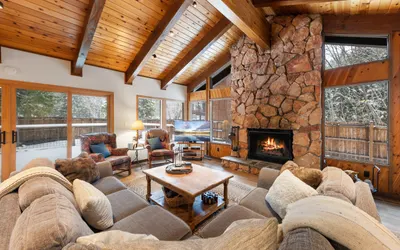 Cozy Cabin Hot-Tub Close to Ski