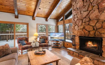 Cozy Cabin Hot-Tub Close to Ski