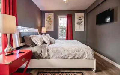 Cute and Cozy 1BR Home in NOHO Arts District (p21)