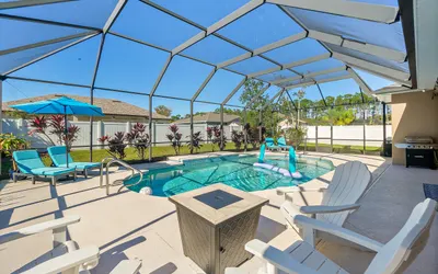 Sea LaVie - 5BR Family Retreat with Pool, Lanai, Bikes & Games