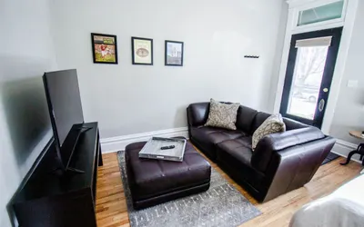 Village Retreat - Free Parking Available!