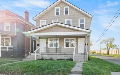 Cityscape Retreat: Big Backyard