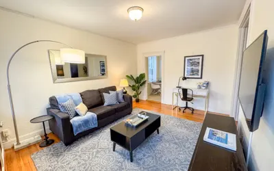 Sun-filled 1-Bed, Corner Unit w/ Pool in Com. Ave