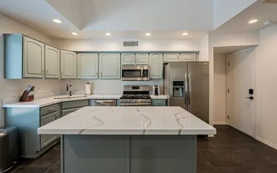 7829 PHX · Modern 3 story | 3 Bed - 3 En Suite Bath Townhouse w/ rooftop deck